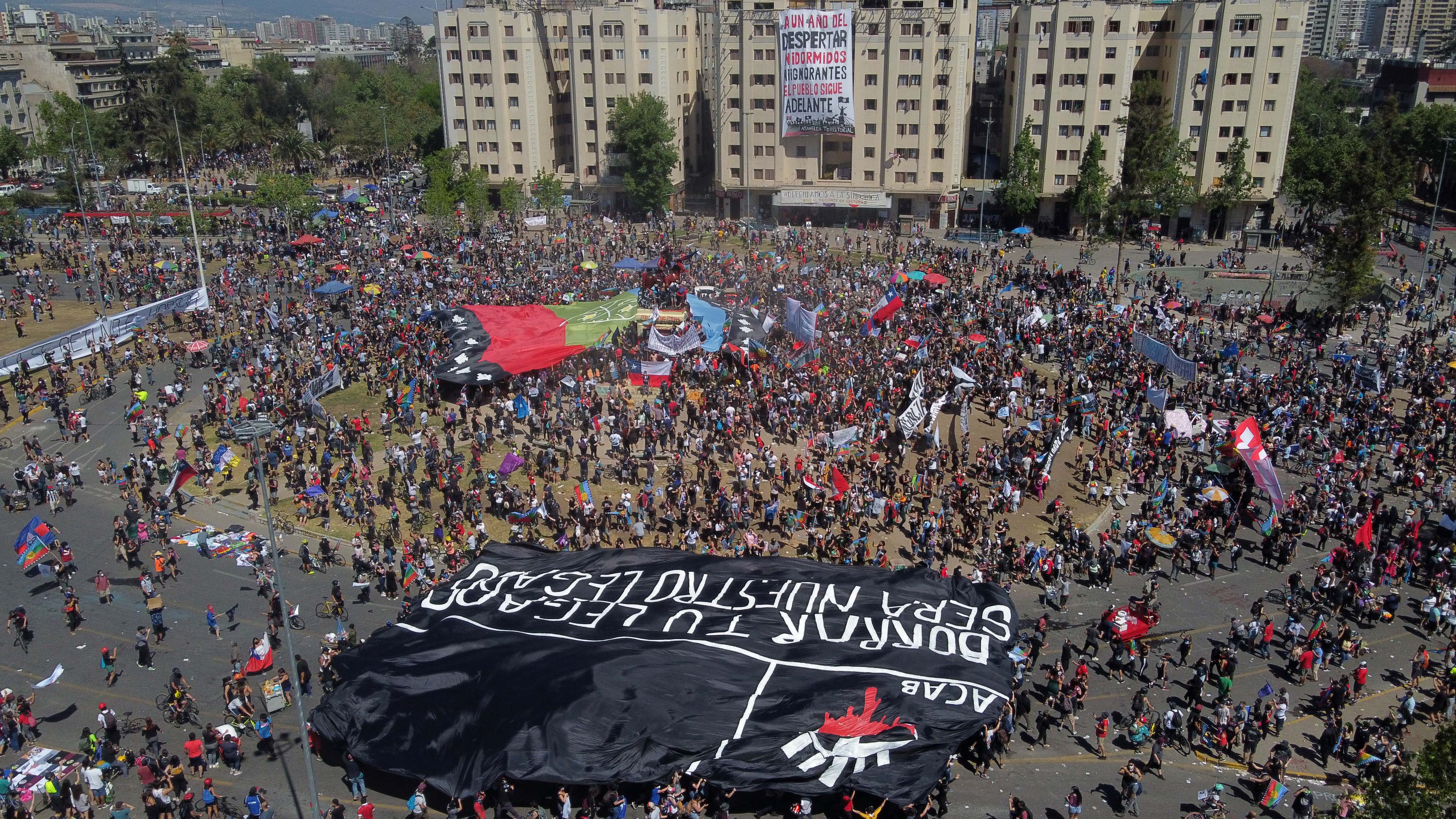 Despliegan Bandera Mapuche Gigante Por Aniversario Del Estallido Social