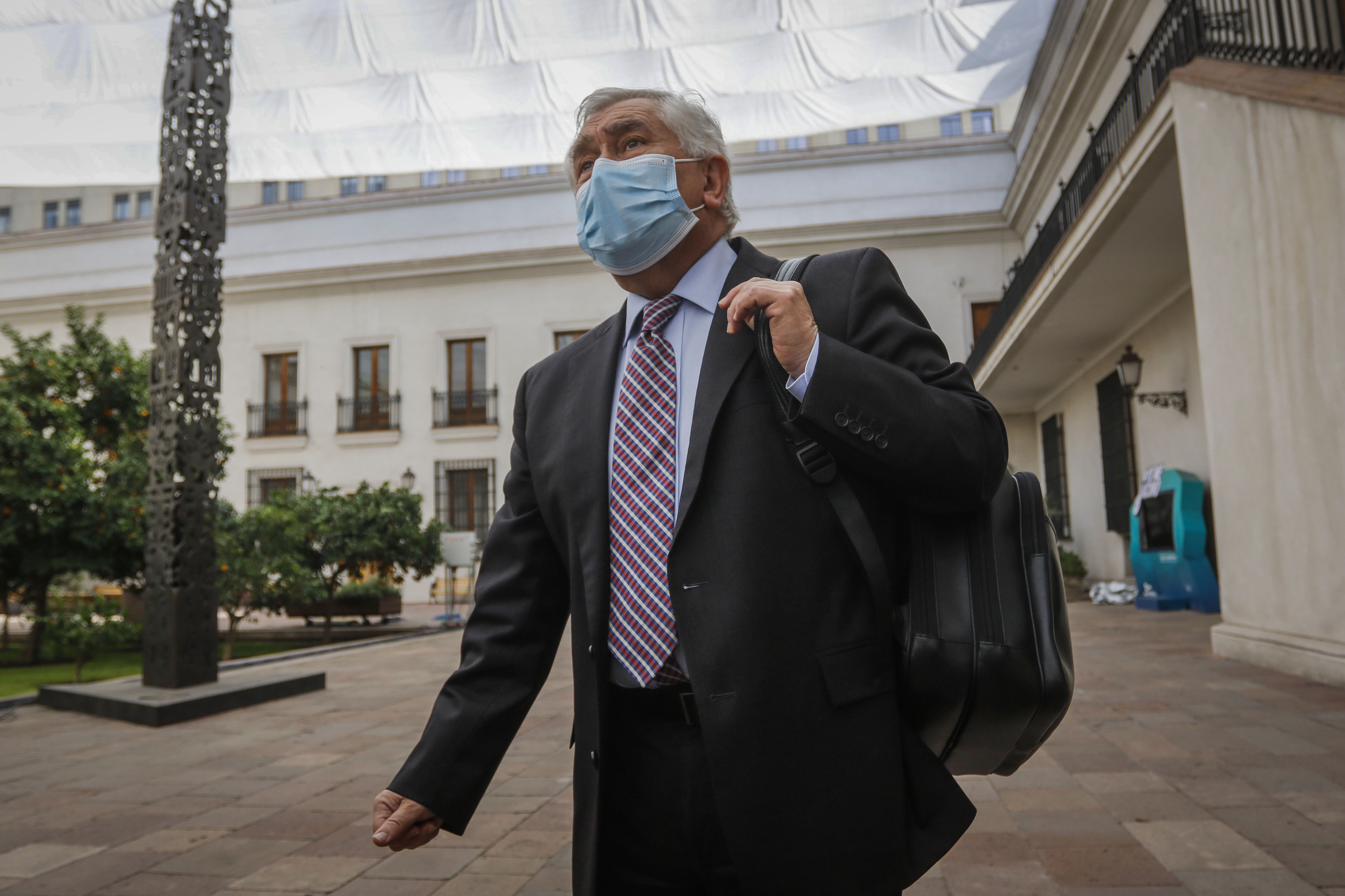Ministro De Salud Se Retira De La Moneda
