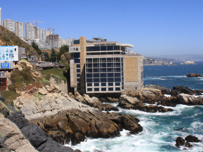 Hotel Punta Piqueros, ubicado en el borde costero de la región de Valparaíso.