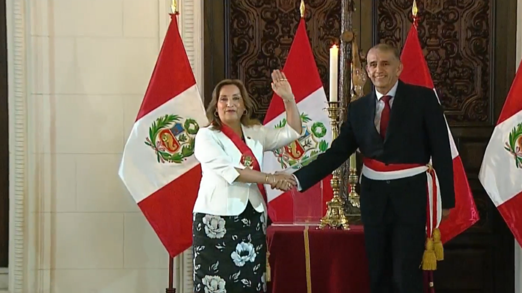 Perú Dina Boluarte toma juramento al nuevo ministro del Interior