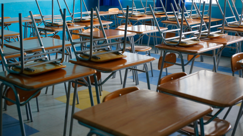 Ministerio de Educación autoriza la suspensión de clases en regiones afectadas por el sistema frontal.