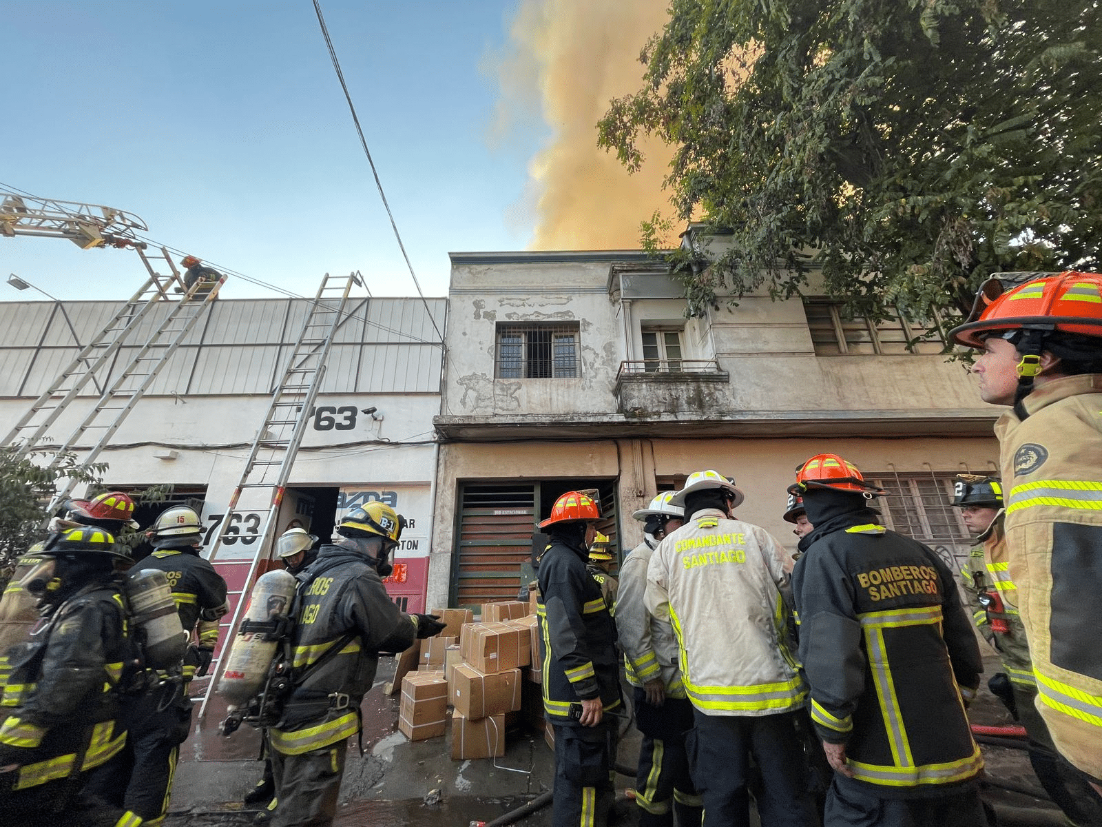 Incendio en Santiago Siniestro afecta a una bodega y a otros cinco