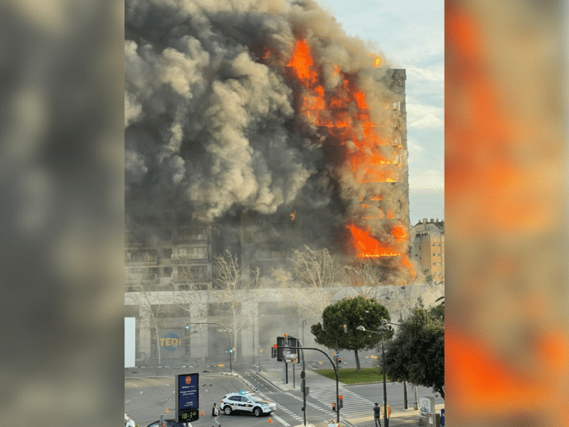España: Dantesco incendio destruye un edificio de 14 pisos en Valencia
