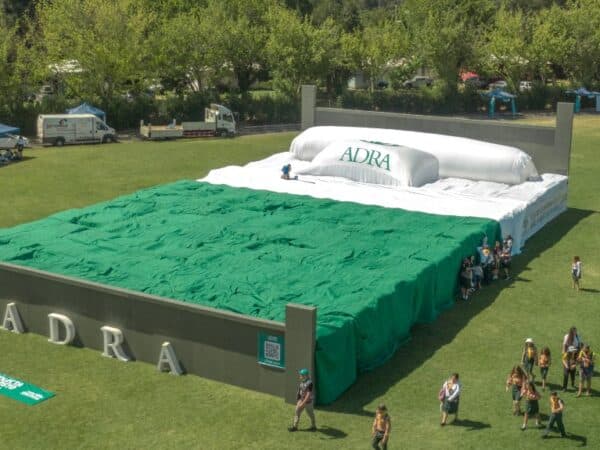 Chillán logra el récord Guinness de la cama más grande del mundo