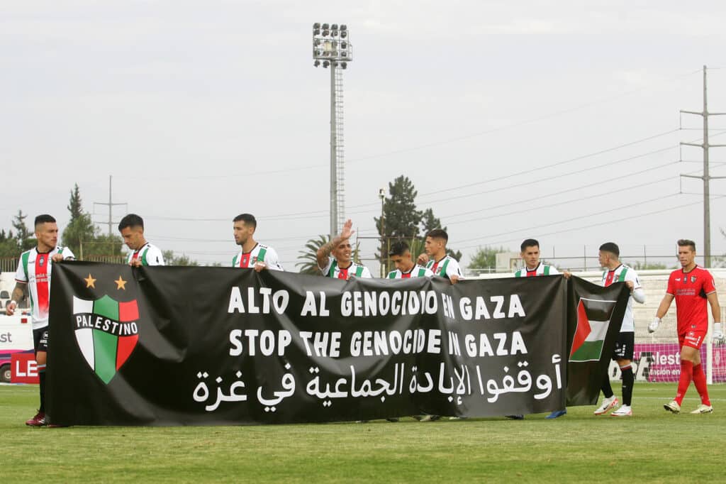 Árbitro denuncia a Palestino por apoyo al pueblo de Gaza.