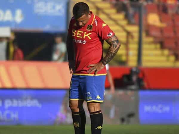 Tras desafiar al árbitro a pelear: Emiliano Vecchio recibe dura sanción por su roja ante la U
