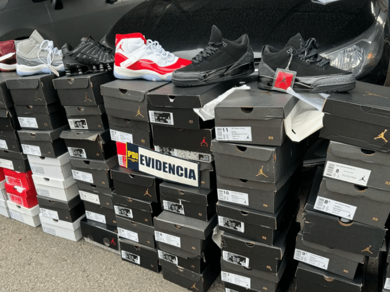 PDI incautó más de 100 pares de zapatillas falsificadas en Macul.
