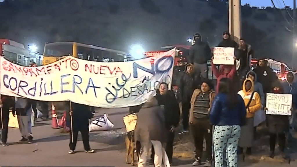 Protesta de vecinos de campamento bloquearon salida de buses RED en Puente Alto.