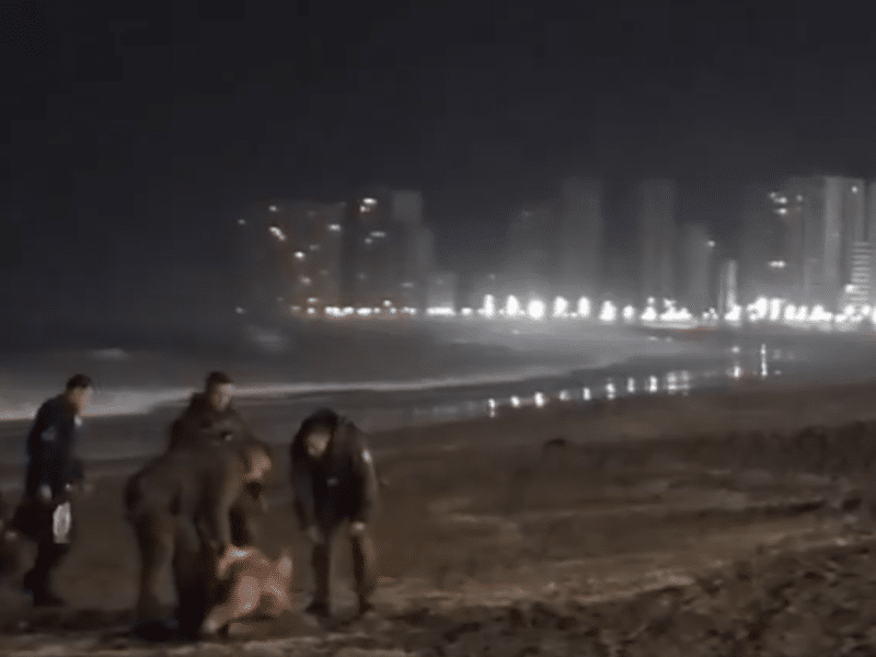 Hombre se lanzó al mar desnudo en Iquique por negarse a pagar la cuenta de un restorán