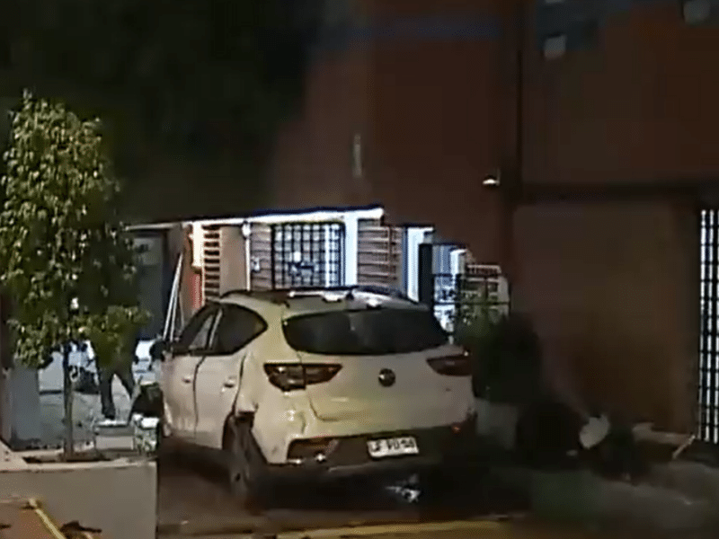 Auto chocó frontis de edificio en Providencia