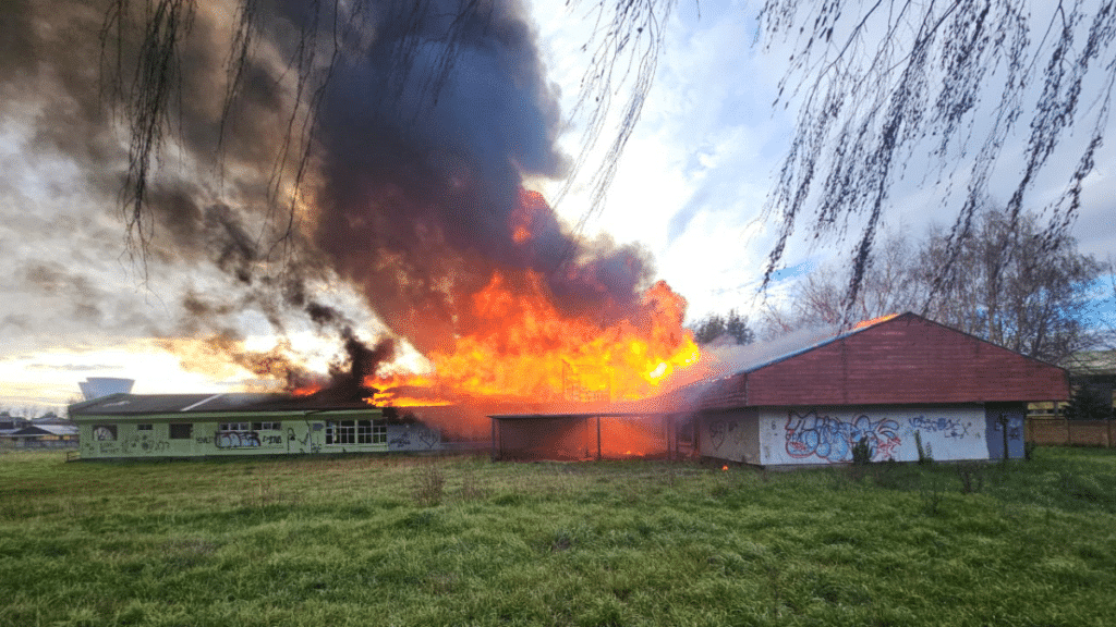 Incendio destruyó colegio abandonado en Temuco.