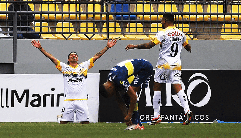 Luciano Cabral celebrando un gol ante Everton con la camiseta de Coquimbo Unido