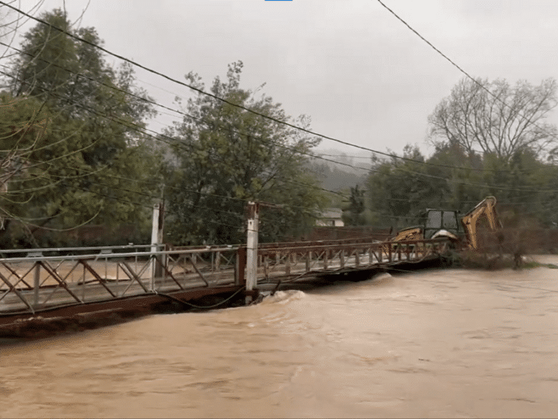 Solicitan evacuar sector Santa Rita por desborde de río en la región del Biobío.