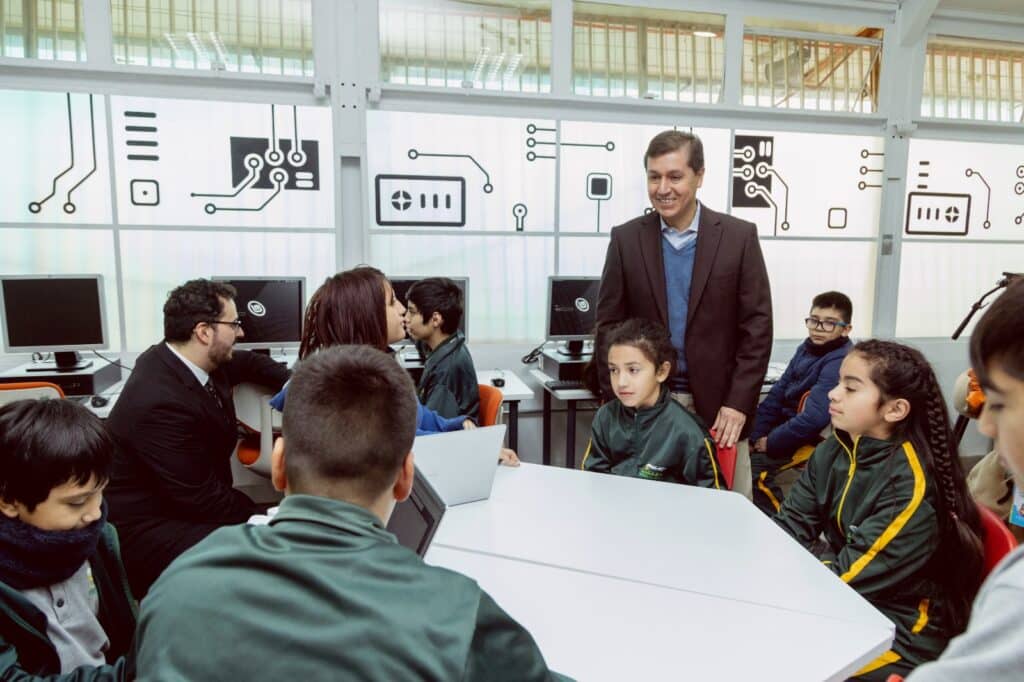 Inauguran sala digital de alta tecnología en colegio de La Granja