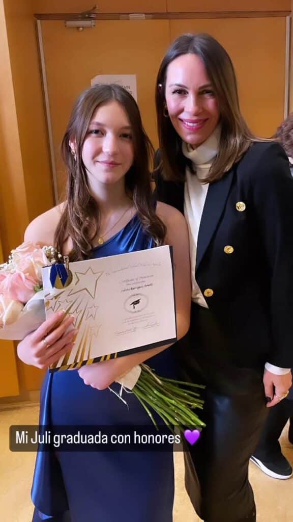 Instagram Claudia Arnello, graduación de su hija Julieta. Julio César Rodríguez