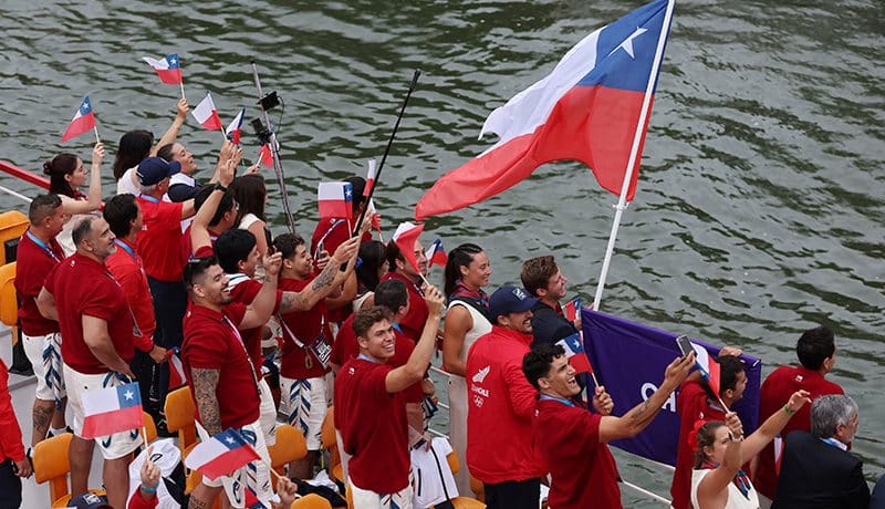 Team Chile desfila en el Río Sena