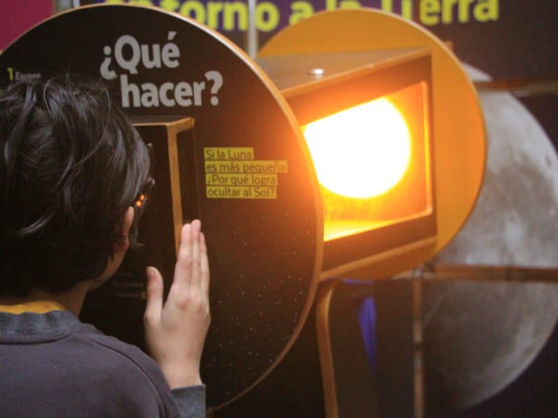 “Astro Itinerante, un viaje a nuestro Sistema Solar”: Exposición del MIM se instala en Municipalidad de Santiago