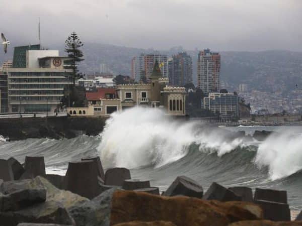 Aviso de marejadas en costas chilenas: Se extenderán hasta el lunes