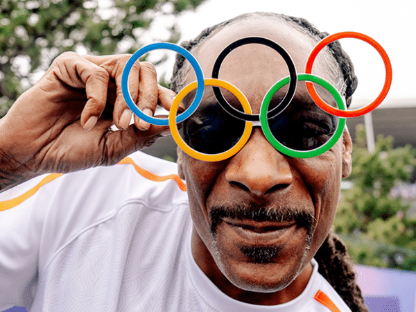 Con baile incluido: Snoop Dogg portó la antorcha olímpica en París 2024