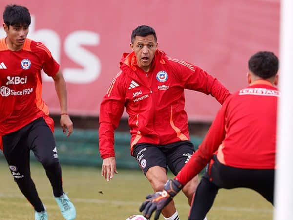 A la espera de definir su futuro: Isla y Sánchez entrenan junto a La Roja Sub 17